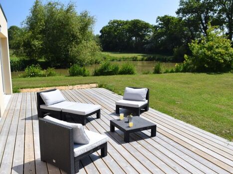 Terrasse mit riesigem Grundstück und See