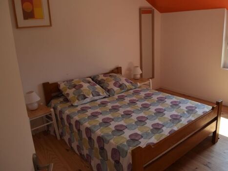 Schlafzimmer mit Doppelbett OG