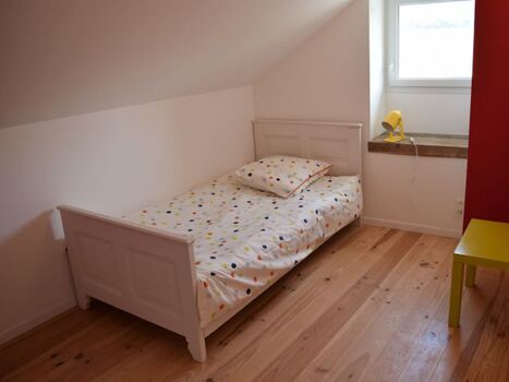 Schlafzimmer mit Einzelbett OG