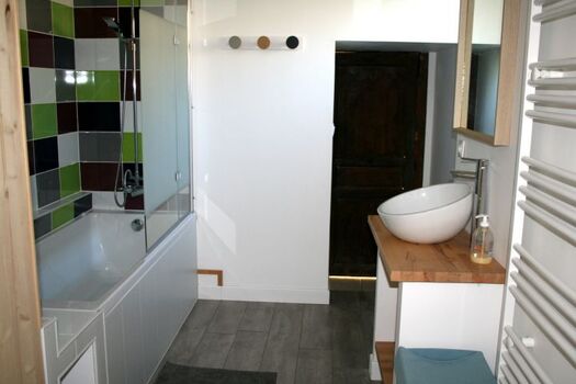 Schlafzimmer mit Badezimmer