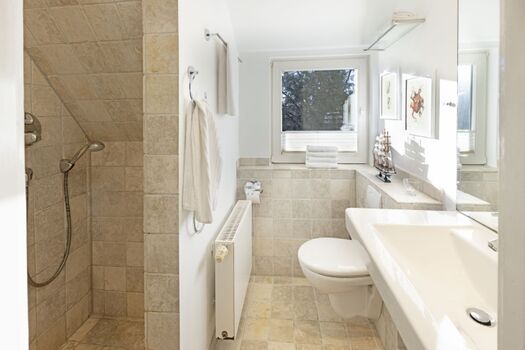 Badezimmer zwei im  OG