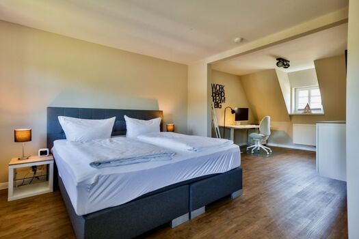 Schlafzimmer 1 mit Home-Office Möglichkeiten