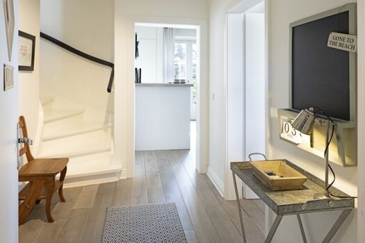 Flur EG mit Treppe ins 1.OG