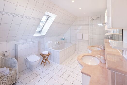 Badezimmer zwei OG Bad en Suite