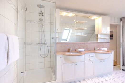 Badezimmer zwei OG Bad en Suite