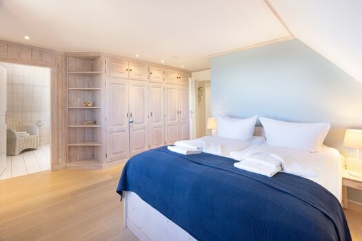 Schlafzimmer zwei im OG mit Bad en Suite