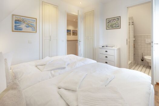 Schlafzimmer drei im OG mit Bad en Suite