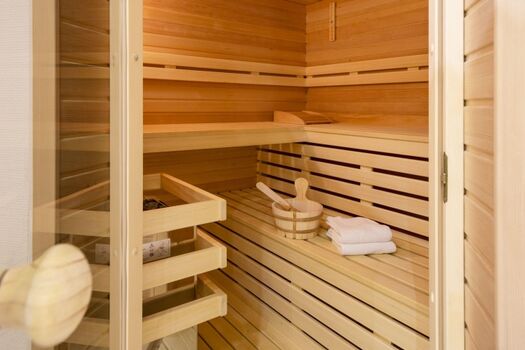 Wellnessbereich mit Sauna im Souterrain