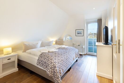 Schlafzimmer eins im OG mit Balkon und Bad en Suite