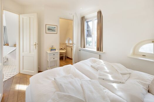 Schlafzimmer zwei im OG mit Bad en Suite
