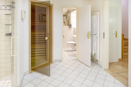 Wellnessbereich mit Sauna im Souterrain