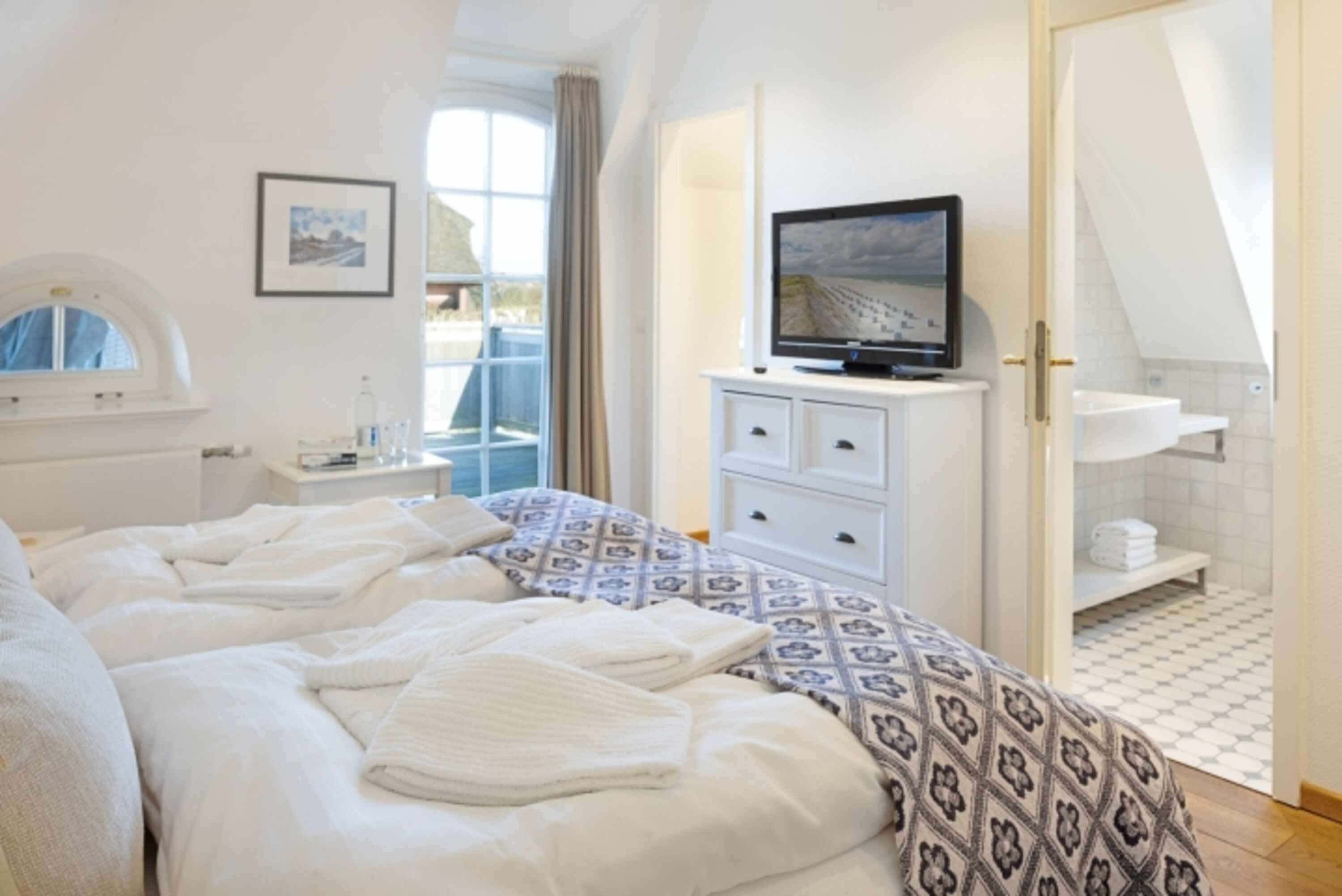 Schlafzimmer eins im OG mit Balkon und Bad en Suite
