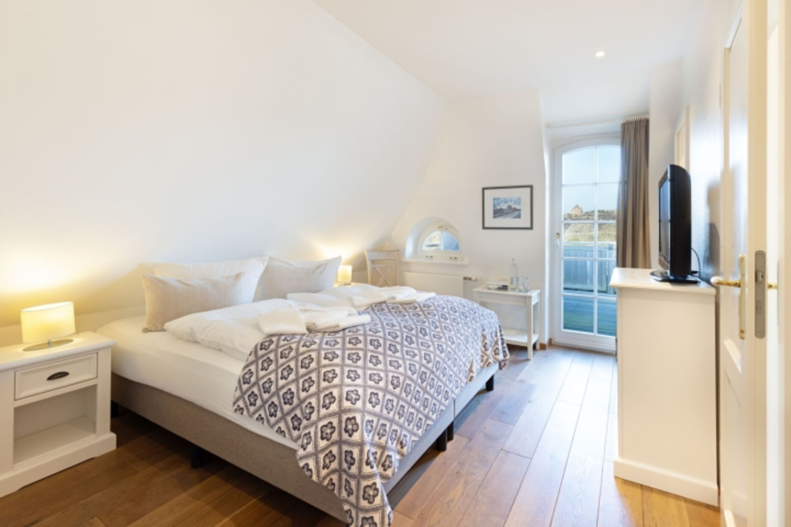 Schlafzimmer eins im OG mit Balkon und Bad en Suite
