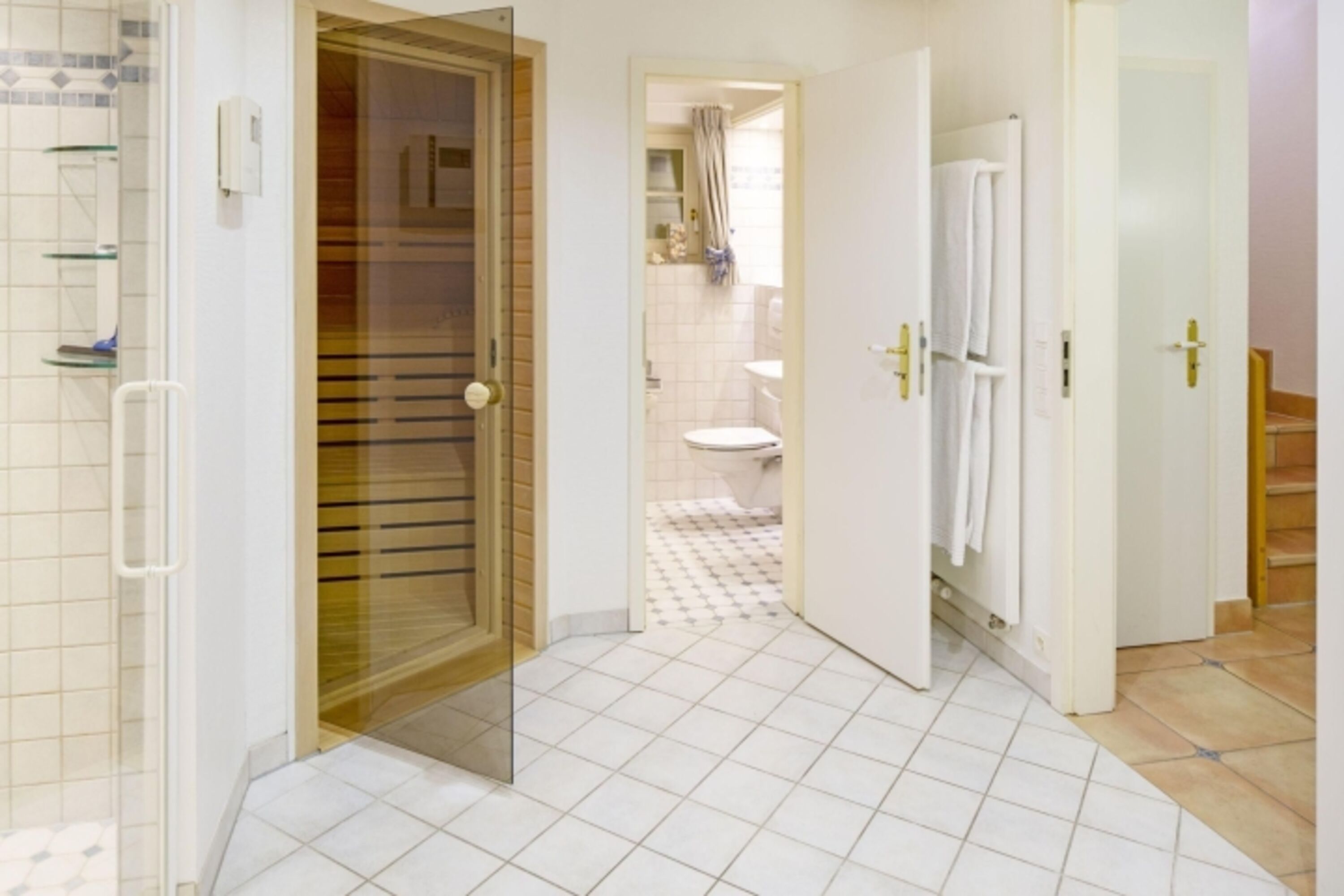 Wellnessbereich mit Sauna im Souterrain