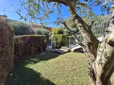 Der private und komplett umzäunte Garten