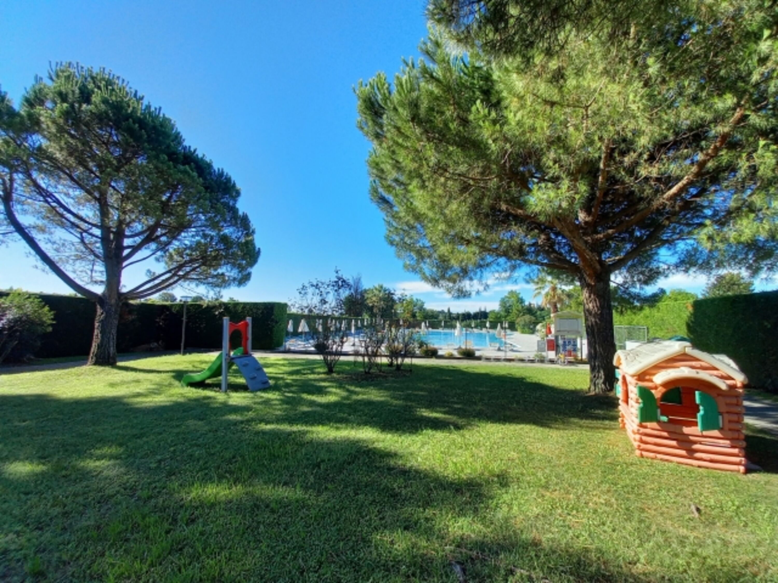 Kinderspielzeuge am Spielplatz