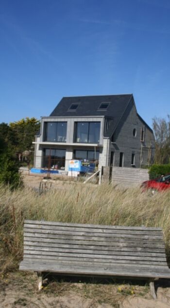 vor uns das Haus - hinter uns der Strand