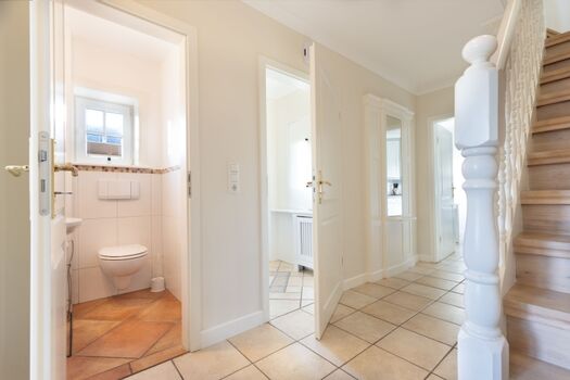 Gäste-WC und Flur EG