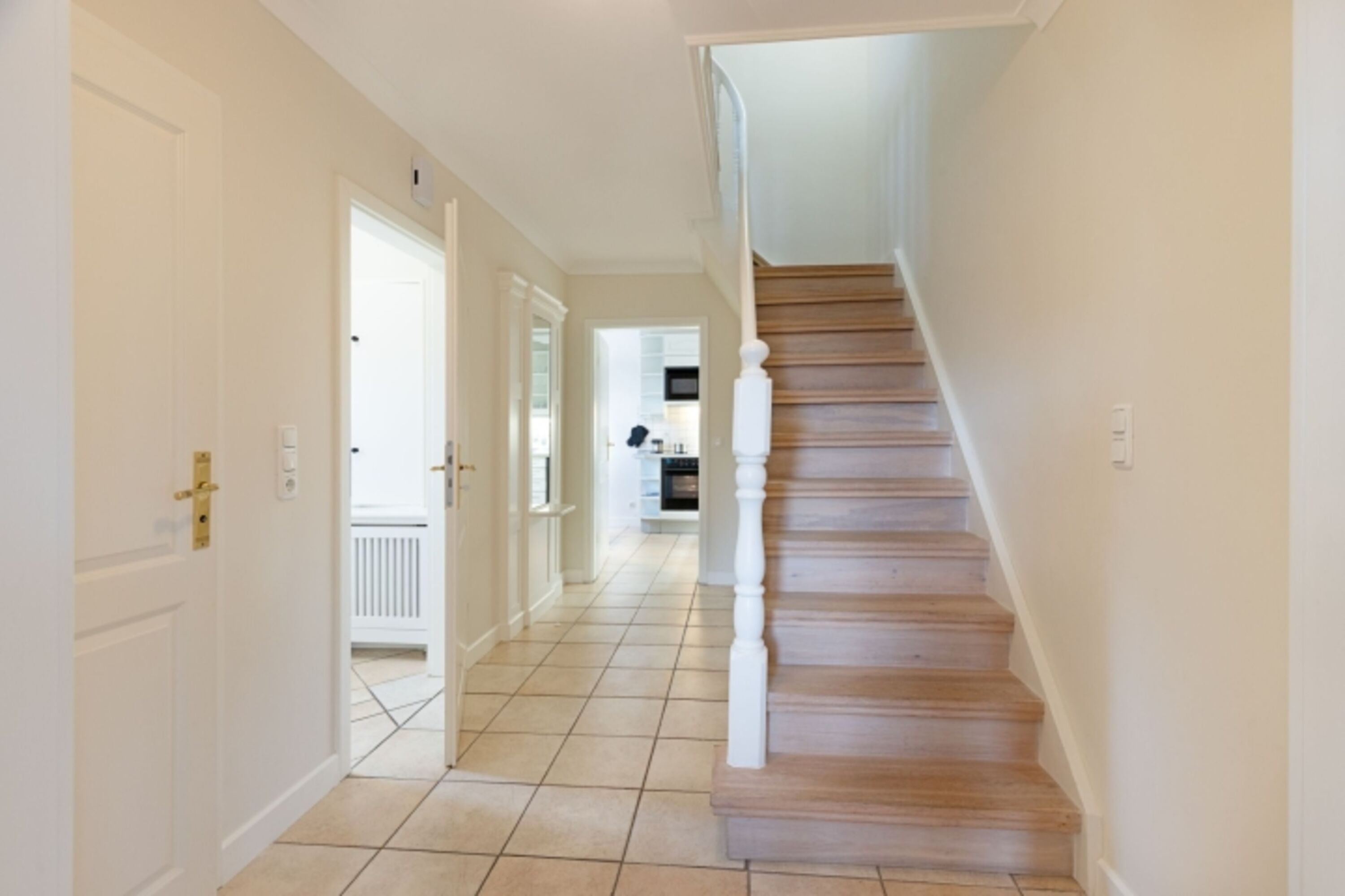 Flur EG und Treppe