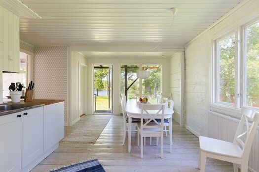 Haupthaus: Die Küche mit Esstisch für 10 Personen und Seeblick