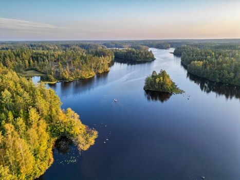 Blick über den See am Haus mit seinen vielen Armen