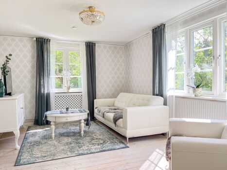 Haupthaus: Wohnzimmer mit deutschem TV via SAT