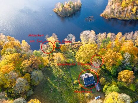 Überblick über alle Gebäude auf dem großen Grundstück