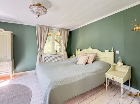 Haupthaus: Schlafzimmer mit Doppelbett im Erdgeschoss