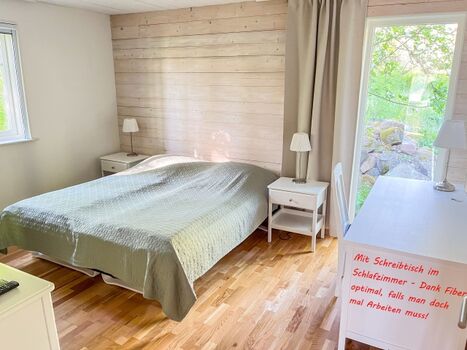 Scheune: Schlafzimmer mit Doppelbett und Schreibtisch