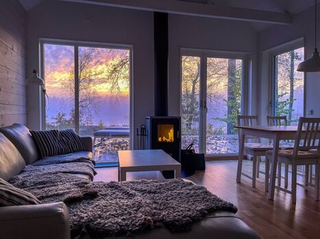 Scheune: Wohnzimmer mit Kamin und Seeblick