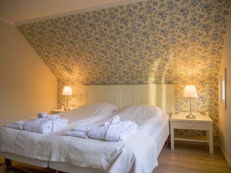 Haupthaus: Schlafzimmer mit Doppelbett im Obergeschoss