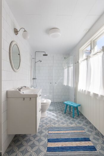 Haupthaus: frisch renoviertes Badezimmer im Erdgeschoss