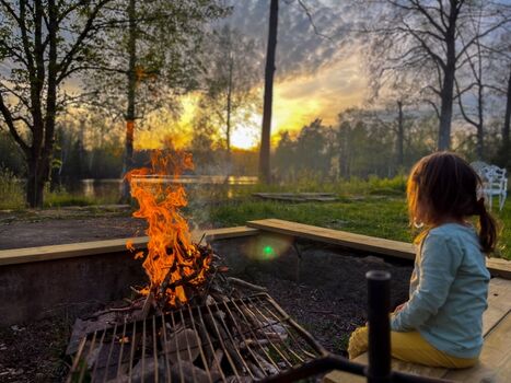 Lagerfeuerstelle mit Seeblick