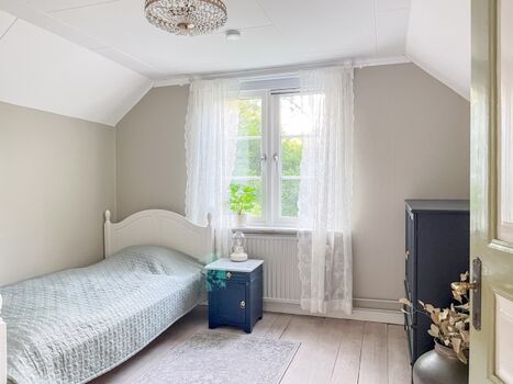 Haupthaus: Schlafzimmer mit Einzelbett im Obergeschoss