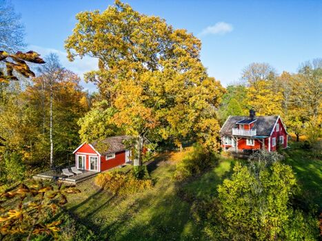 Links die ausgebaute Scheune, recht das größere Haupthaus