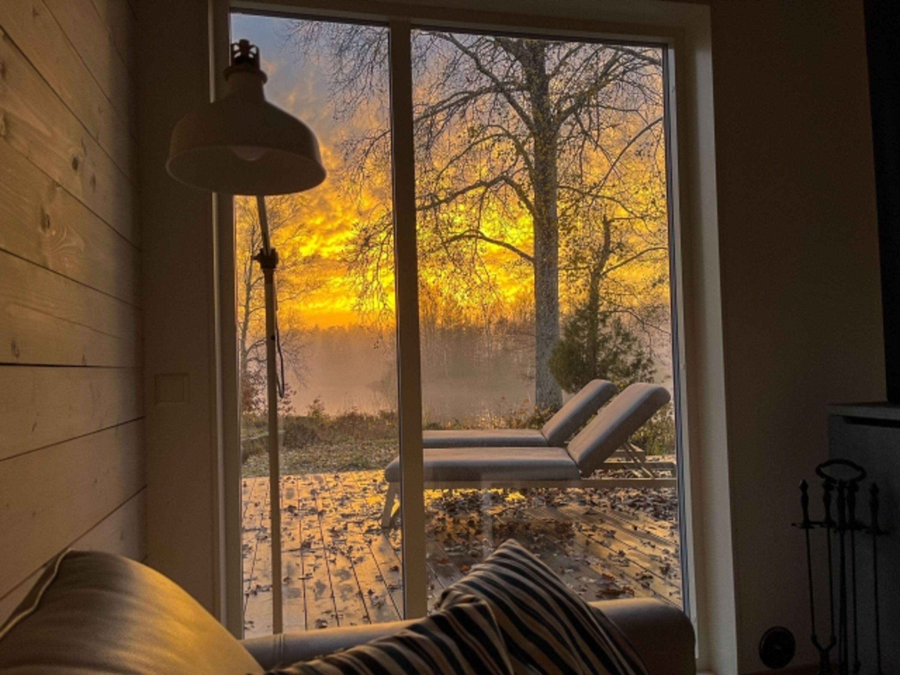 Scheune: Blick auf die Sonnenliegen im Sonnenuntergang