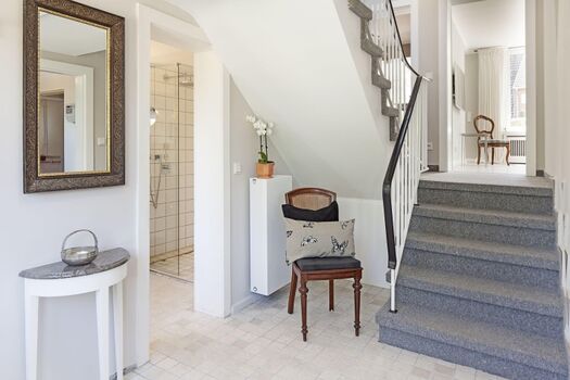 Treppenhaus und Flur Ersgeschoss