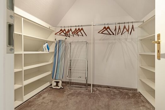 Schlafzimmer eins mit begehbarem Kleiderschrank