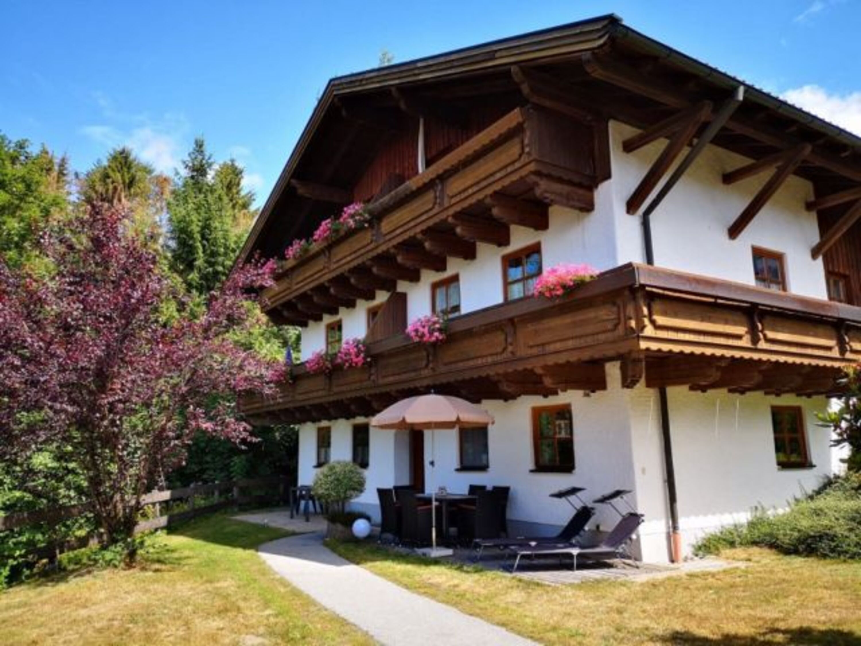 Terrasse mit Möbel,Liegen und Schirm