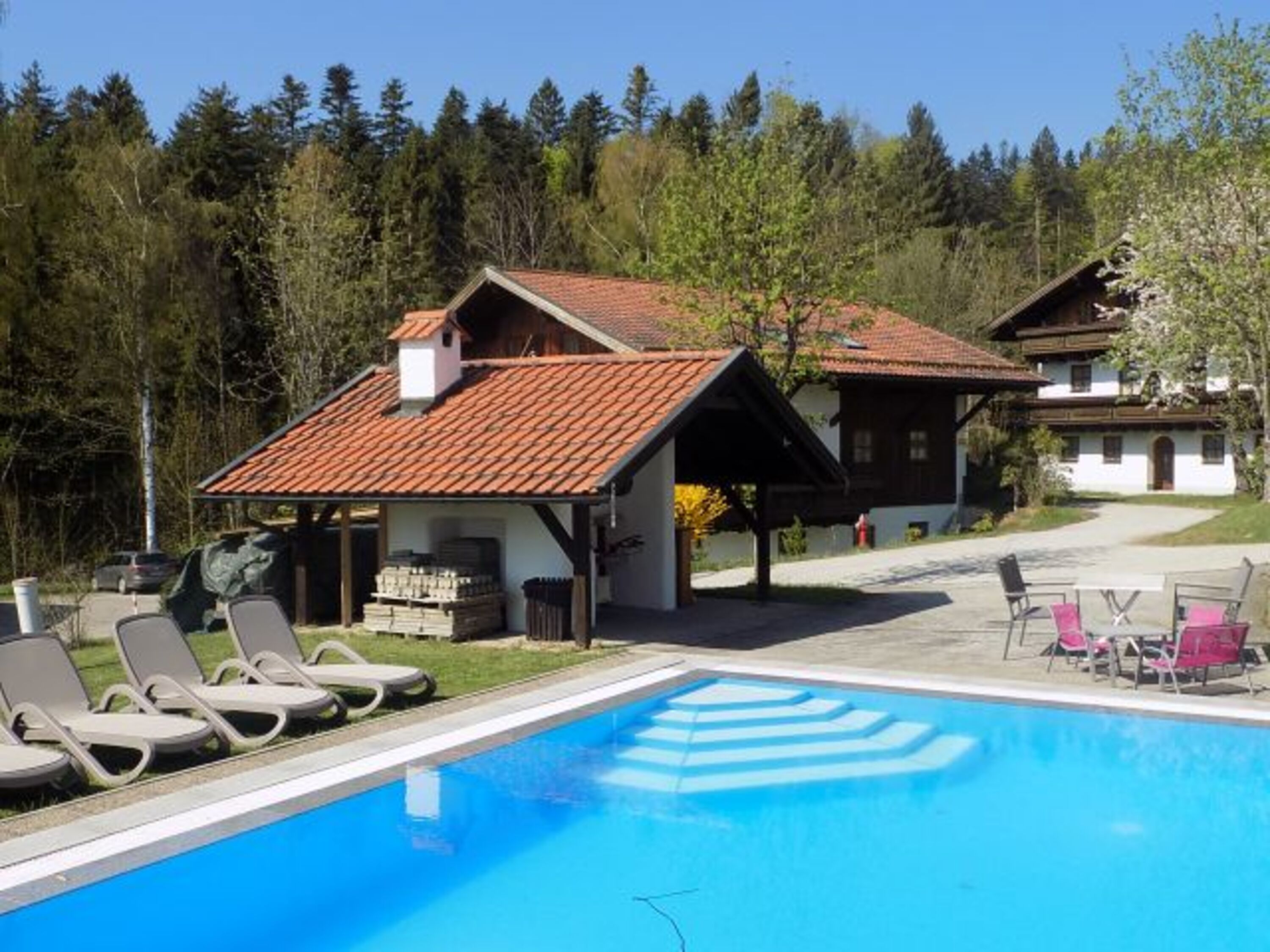 Pool mit Grillplatz
