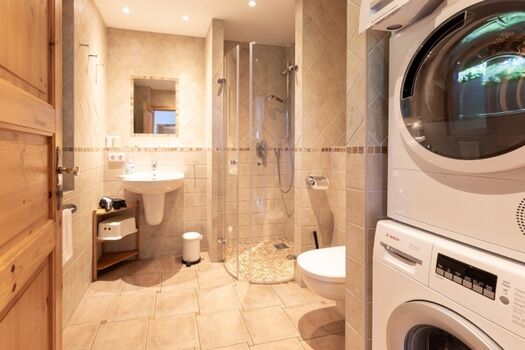 Badezimmer im EG mit Dusche, Waschmaschine, Trockner