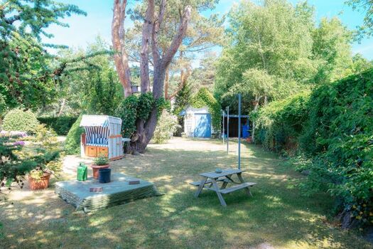 Gartenansicht mit abschließbarem Gartenhaus für Fahrräder etc.