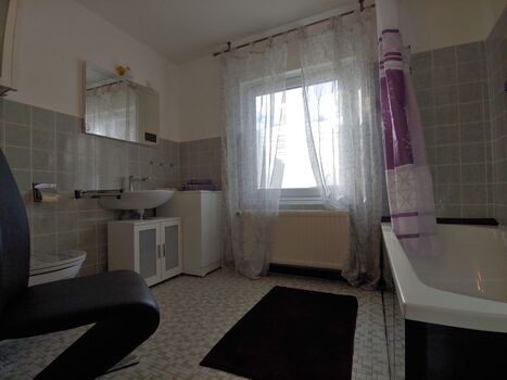 Grosses Wannenbad mit Waschmaschine und Trockner