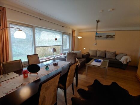 großer Esstisch und Sofaecke