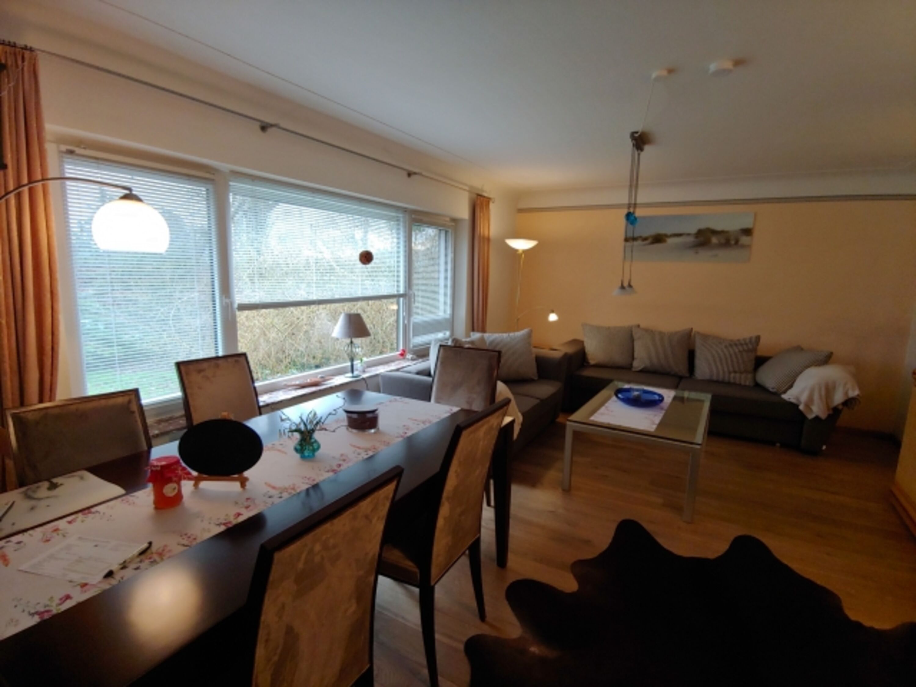 großer Esstisch und Sofaecke