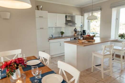 Großzügige, lichtdurchflutete Küche