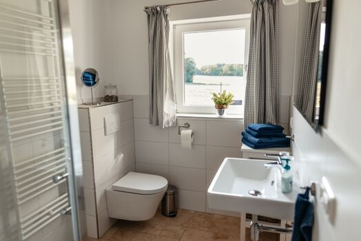 Badezimmer mit ebenerdiger Dusche