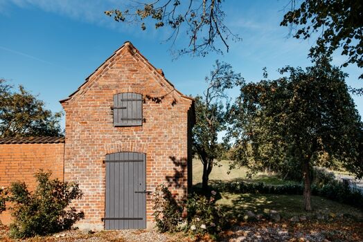 Abschließbarer Schuppen mit rustikalem Charme