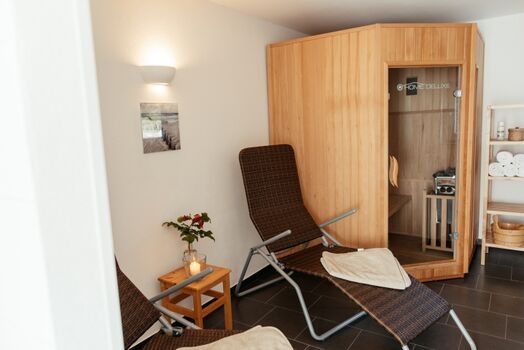 Saunaraum mit Regendusche und Ausgang in den Garten