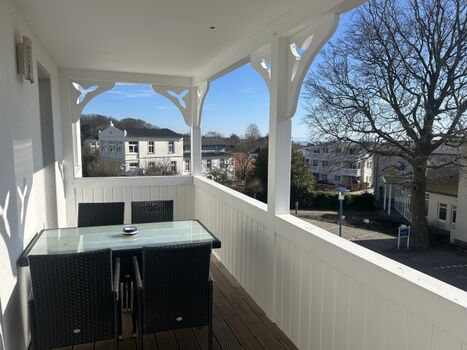 großzügiger Balkon im Bäderstil